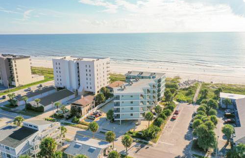 Modern oceanfront condo with outdoor pool, balcony, & washer/dryer - Foto 3