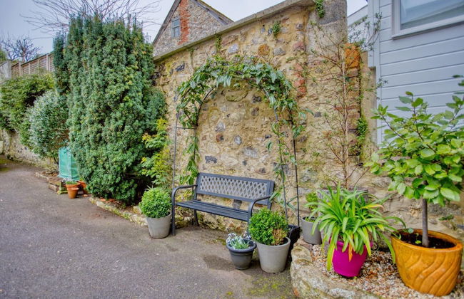 Fantastic 1BD Hideaway, 2 Minutes to the Sea - Photo 24