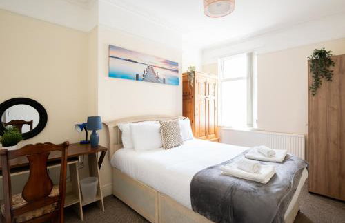 4 bed rooms 5 double beds holidays house near train station - Foto 12