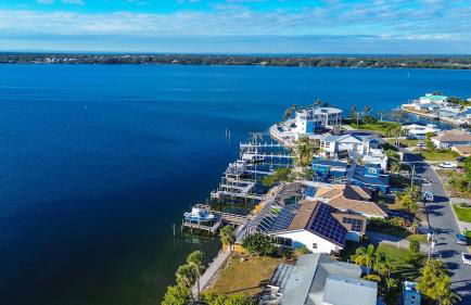 Family Waterfront 4BR Home Heated Pool Private Pier - Photo 46