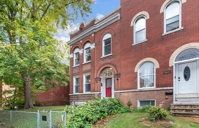 Lovely Historic Home in St Louis - JZ Vacation Rentals - Photo 23