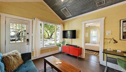 Peaceful Bungalow with Fenced Yard near Shops and Cafes - Foto 3