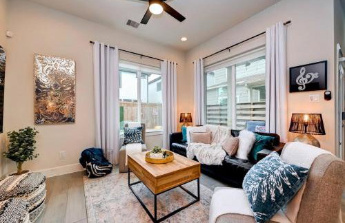 5 mins to Downtown - Houston Rodeo - Sleeps 7 - Photo 3