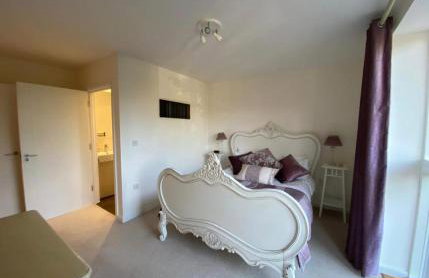 Luxury Two Bed Apartment w Car Parking, by Station - Foto 7