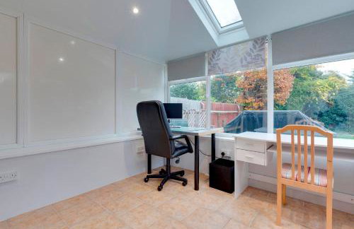 Pass the Keys Spacious and modern house with Free Parking - Photo 48