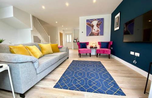 NEW Beautiful Large 3 bedroom House - 5 Minutes to the nearest Beach! - Great Location - Garden - Parking - Fast WiFi - Smart TV - Newly decorated - sleeps up to 7! Close to Poole & Bournemouth & Sandbanks - Foto 1