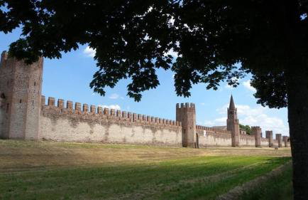 The History Apartment - Photo 27