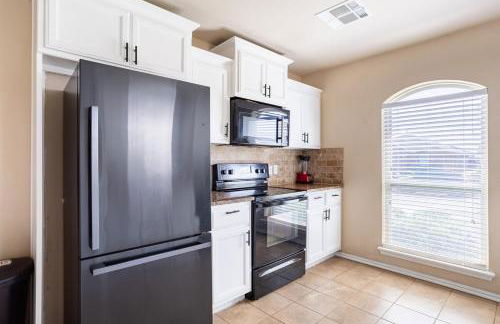 Cheerful 3 Bdrm space, 2 bath!. You gotta love it! - Photo 7