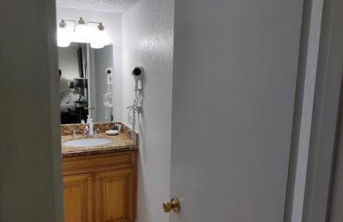 Beautiful 2-Bedroom Condo Near Universal and other Orlando Attractions, King Bed & Wi-Fi - Foto 14