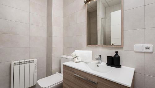 Apartamento Premium Plaza Castilla WiFi Rápido Torres KIO - Foto 4, towels