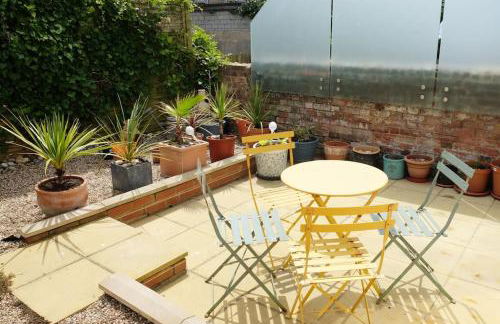 Spacious two bedroom, two bathroom Beach Nest with garden - Foto 12