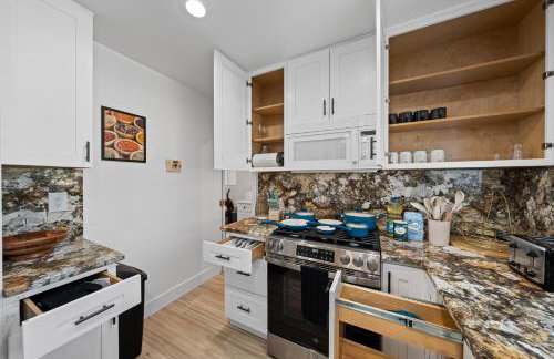 Entire Private Home with 4 Bedrooms 2 Bathrooms, Hot Tub, King Bed, 80 TV, Gated Yard, Ranch Style, Available Now - Foto 26