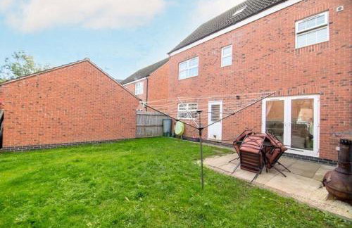 Spacious 5-Bed Detached House, Sleeps 10, Parking - Photo 11