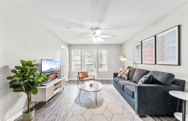 Cozy Chic 2BR King Suite w Gym Pool Close to DT - Foto 1