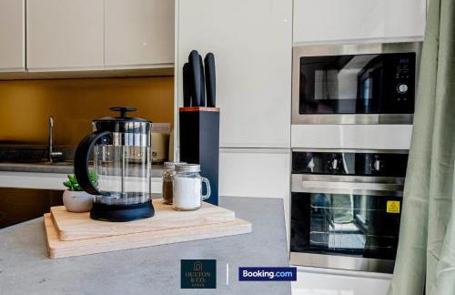 Luxury Retreat For 10 Short Lets & Serviced Accommodation Manchester with Hot Tub and Spacious Garden - Foto 29