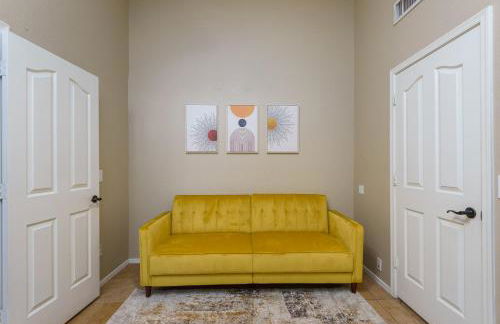 Luxe Desert-Chic 3BR with Heated Pool, Spa, and Grill - Foto 23