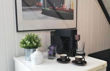 Modern eingerichtetes Zimmer - Foto 3