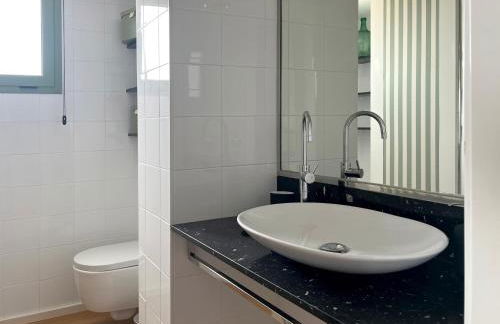 Stylish well-connected beachfront flat - Foto 34