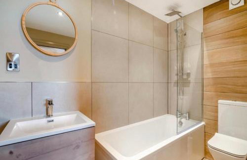 Betty's Spa Penthouse- 2bed Luxury Appt, parking - Photo 11