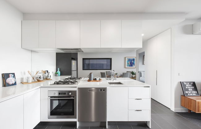 Ocean Views St Kilda Apartment by Ready Set Host - Foto 10