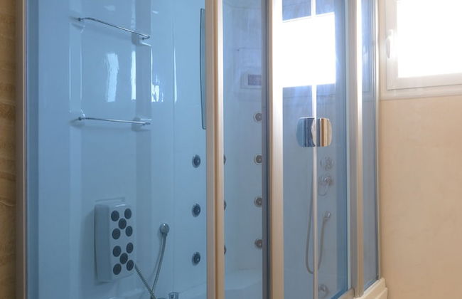 The Penthouse Suites Hotel - Photo 22