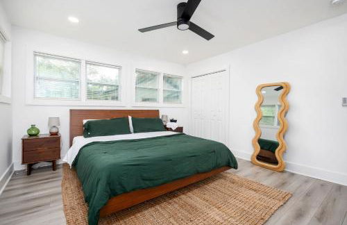 Chic 3BR Bungalow with Screened Porch & Patios - Foto 12