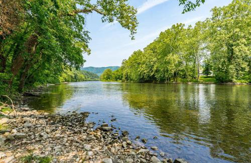 Riverside Tiny Cabin w Hot Tub, Fire Pit, & Kayaks - Foto 41