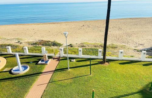 Apartamento en primera línea de playa con piscina y garaje gratuito - Foto 52