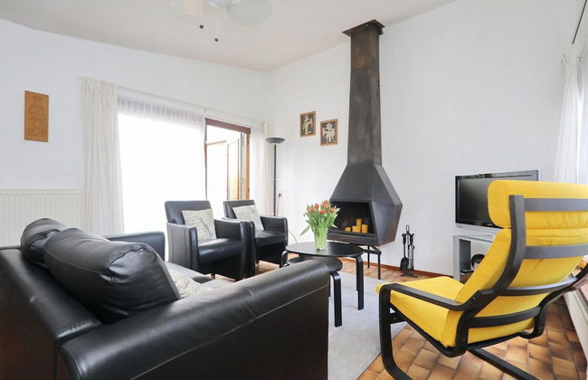 Spacious Holiday Home Near Forest - Photo 9