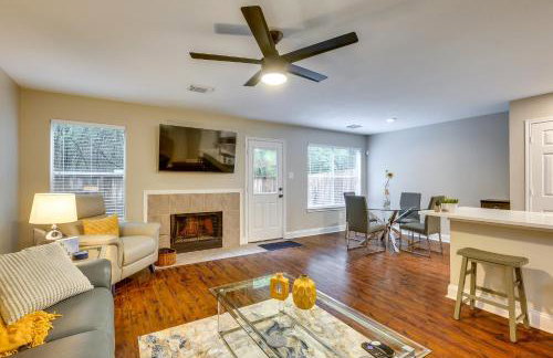 Modern Woodlands Townhome with Spacious Yard and Patio - Photo 4