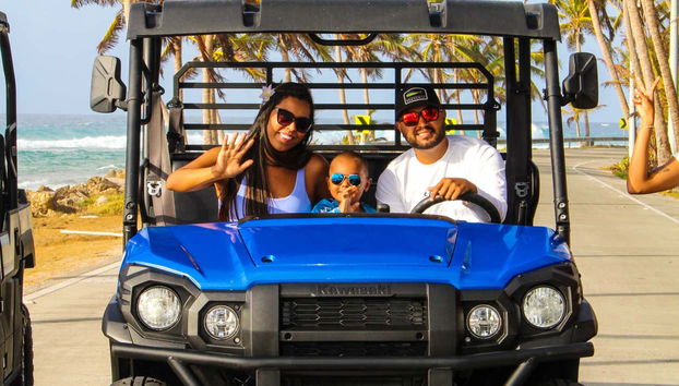 Una familia subida en el buggy