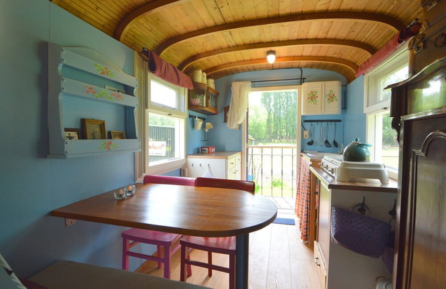 Gypsy Caravan in Weideblick With Farm Animals - Foto 6