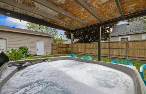 Bo360 Cheerful Home with private HOT TUB - Foto 32