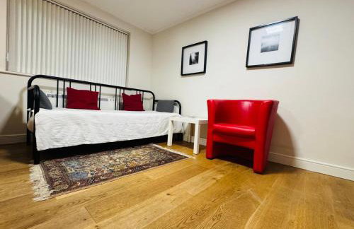 Morden flat close to DLR station with free parking and brand new bed and quality mattress adjacent to metro station also close to O2 and Excel via Cable Car - Foto 1