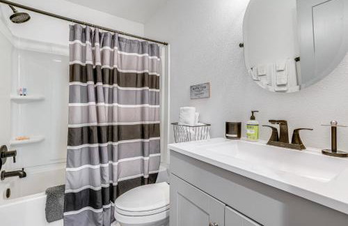 Relax Fireside Prescott Retreat with Hot Tub! - Foto 18