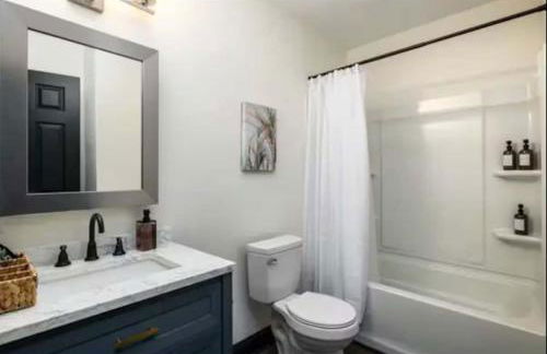 3BR Downtown-Old Salem Oasis - Foto 16