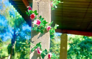 Casa de campo com muito verde e paz, 2 quartos, Wi-Fi, churrasqueira, deck, trilha - Foto 6