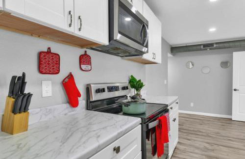 Spacious 2BR Condo close to Restaurants and Nightlife with WiFi - Foto 8