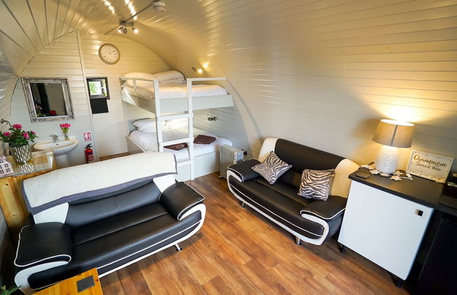 Deluxe Glamping Pod With Hot Tub in Frodsham - Photo 6