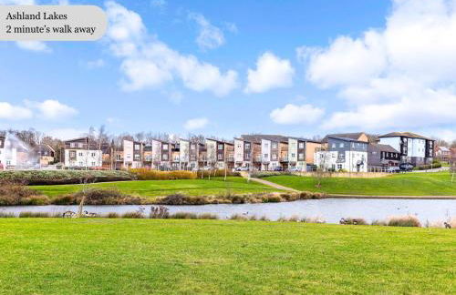 Upscale 3 Bedroom 3 Bathroom Detached House - Central Location - Free Driveway Parking, 75'' Smart TV, Fast WiFi and Snug Room by Yoko Property - Foto 24