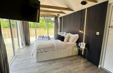 Luxurious Glass House with Private Hot tub - Photo 23