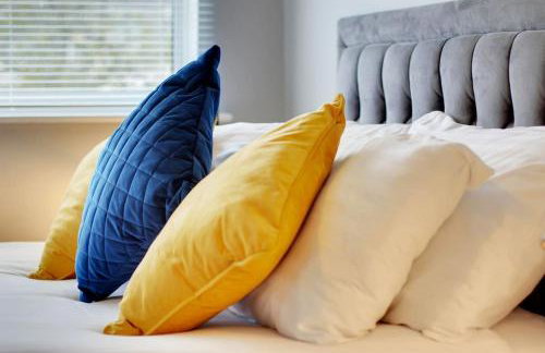 Superb 3 bed house, homely comforts close to supermarkets, with private parking on gated premise - Photo 32