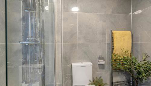 Glenroy Place - sleeps 7, private drive, log burner - Foto 4, Shower