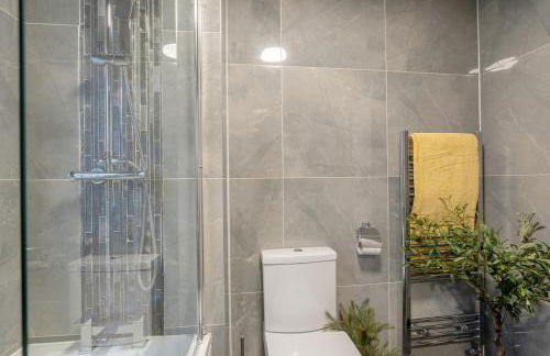 Glenroy Place - sleeps 7, private drive, log burner - Foto 4