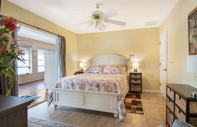 232 South Harbor Upstairs 3 Bedroom Apts by RedAwning - Photo 2