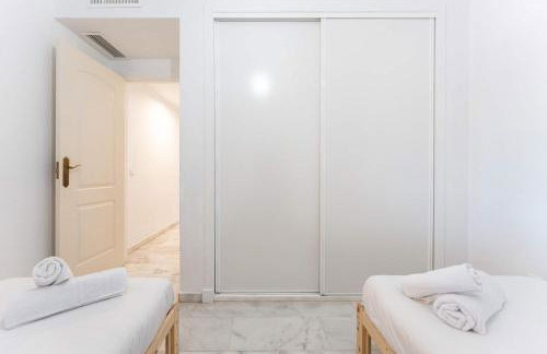 Bajo con acceso directo desde la terraza a la piscina y parking privado en La Reserva de Marbella by Sunny Residences - Foto 22