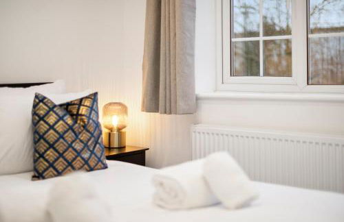 4 Bed House in Maidenhead, by ARP Homes, Driveway & Big Private Patio, Perfect Location for Business and Family Stays - Foto 25