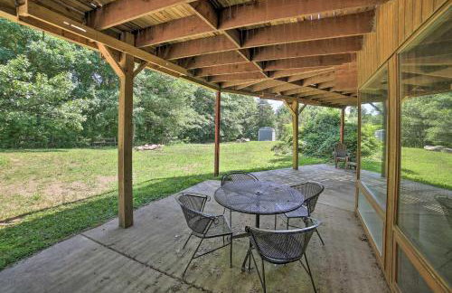 Grand Escape w/ Deck, Game Room, Nature View! - Foto 34