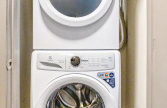 Cozy Uptown apartment with Gym and Swimming pool - Photo 2