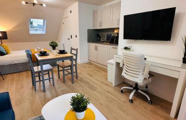 Luxury Self-Contained Studio Apartment near QE Hospital R1 - Photo 14